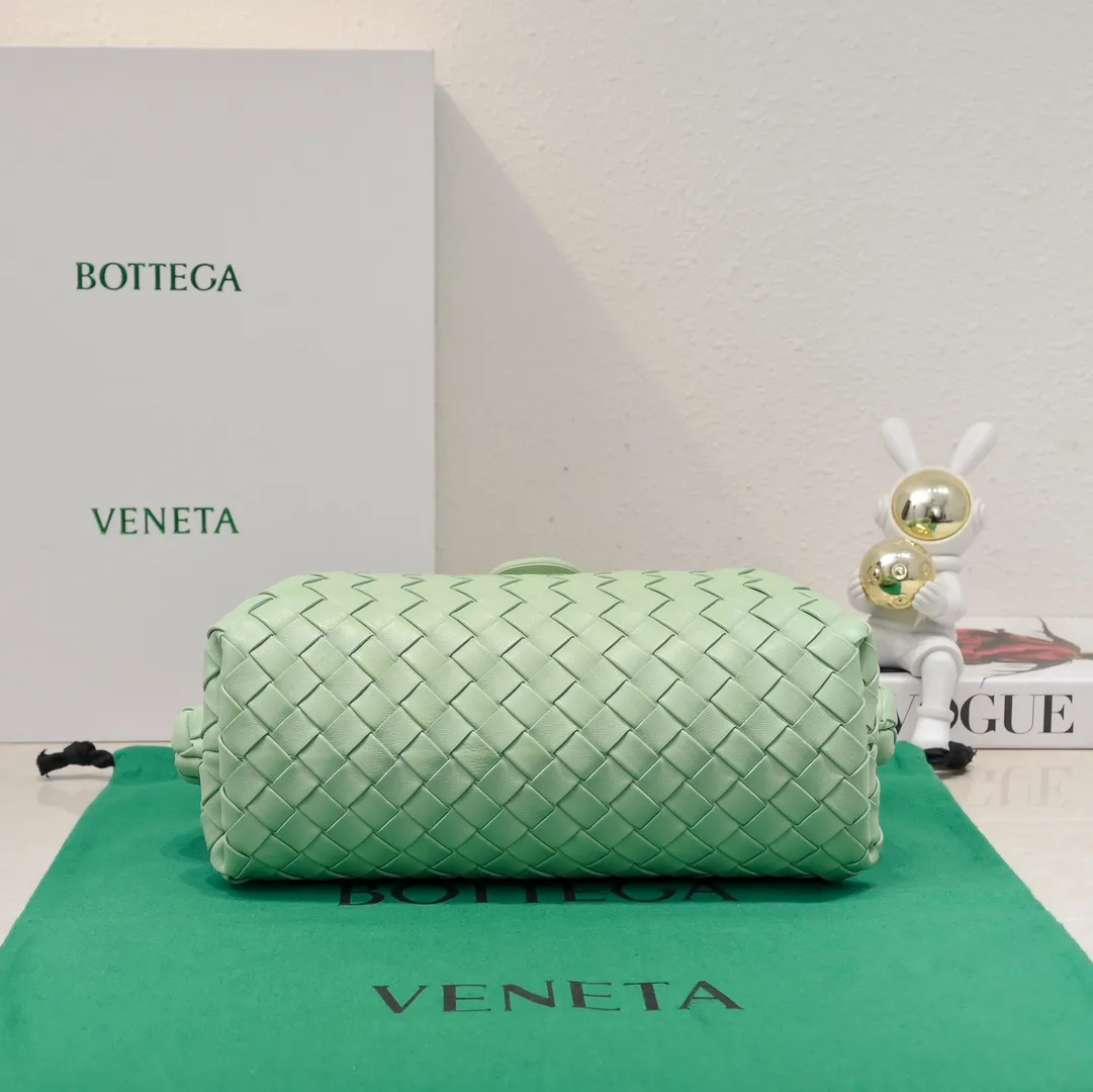 Batch 2260 Bitters Venetia 2024 summer series brings Lauren 1980 handbags back to the public eye. The design of the bag is inspired by ancient Roman architecture. It uses the brand's iconic Intrecciato lambskin woven bag body with a hard frame. No logo can be seen on the whole bag. It is equipped with a leather woven metal chain. When using it as a clutch, just put the chain directly in the bag ~ showing an elegant and timeless style. Decades later, when Lauren Hutton once again walked on the Bottega Venetia spring and summer show with this bag, the charm of the year still remains intact despite the passage of time. Size: 31.5*16.5*11 Style number: 5807#